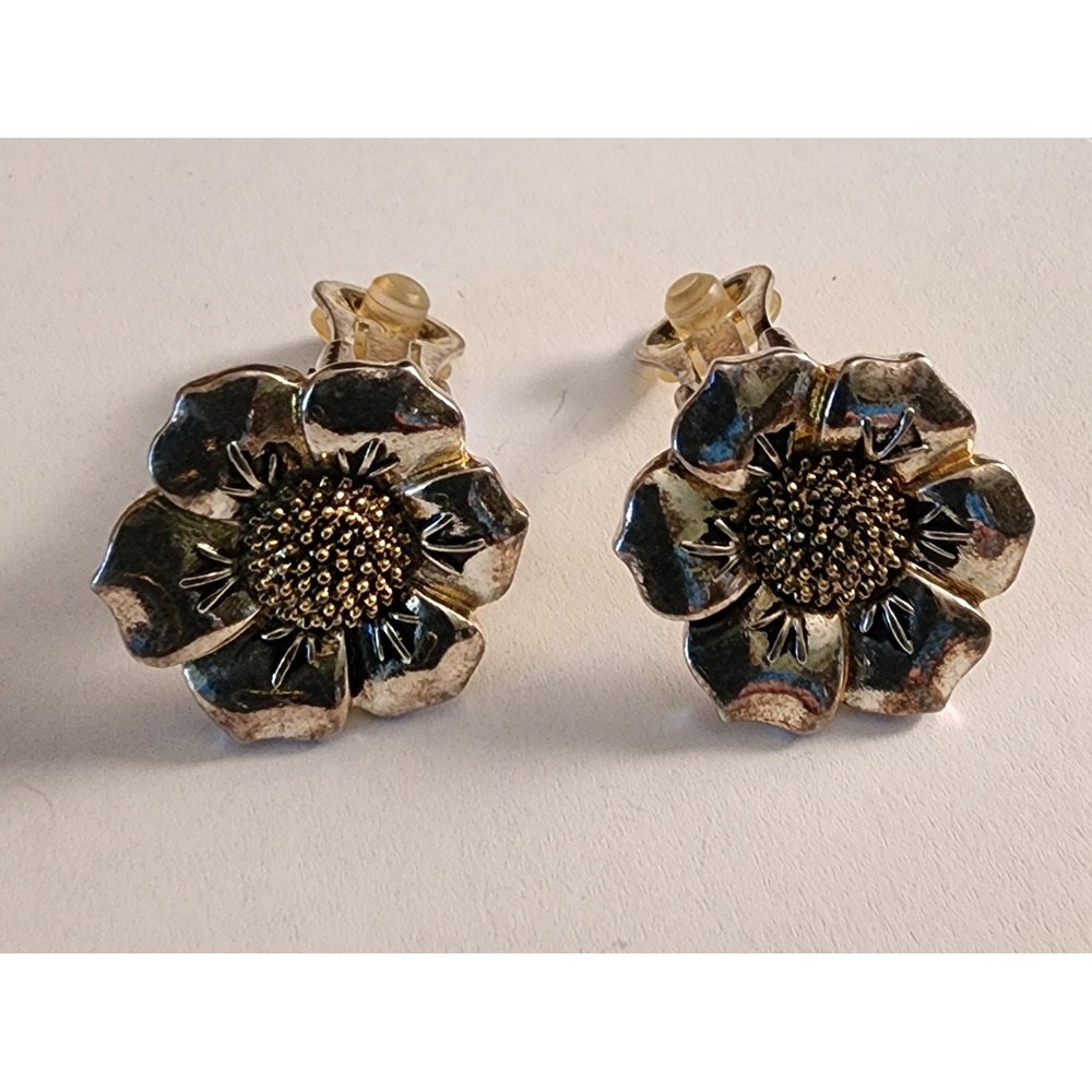 Flower Clip‎ On Earrings Women's OS Silver Tone Good Vintage Floral